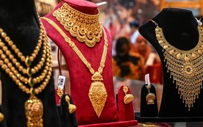 Gold prices decline in domestic and international markets