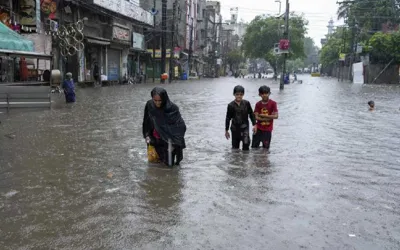 Heavy rain turns Lahore streets into pools