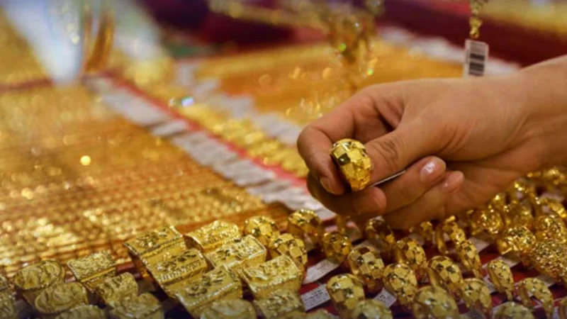 Gold price drops by Rs5, 900 per tola in Pakistan