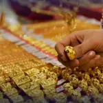 Gold price drops by Rs5, 900 per tola in Pakistan