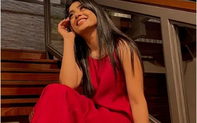 Sehar Khan Dazzles Fans with Red Outfit!