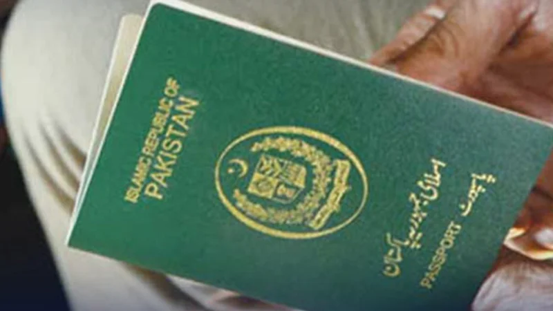 How can Pakistanis obtain an urgent passport for free in Saudi Arabia?