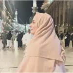 See Photos: Hania Aamir's First Umrah Journey Captivates Fans