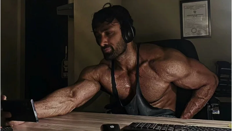 Umair Jaswal latest workout picture sets internet on fire