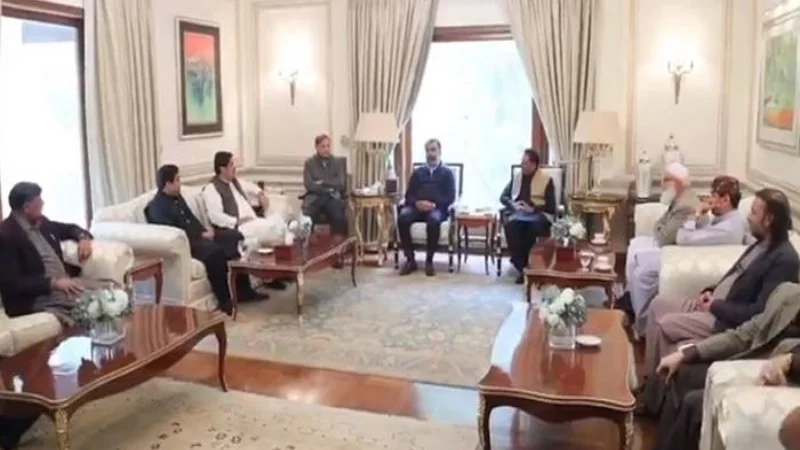 Five independent candidates join PML-N