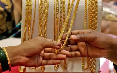 Gold prices drop by Rs 6,700 in Pakistan