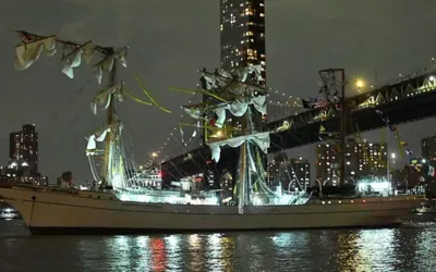 Mexican Navy ship crashes on Brooklyn Bridge kills 2, injures many