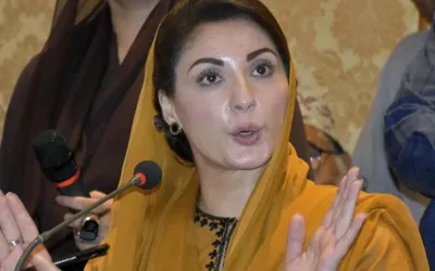 Maryam Nawaz awards scholarships, encourages students to focus on education