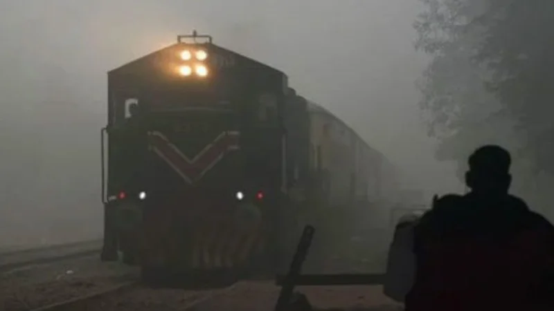 Fog disrupts train schedule in Pakistan