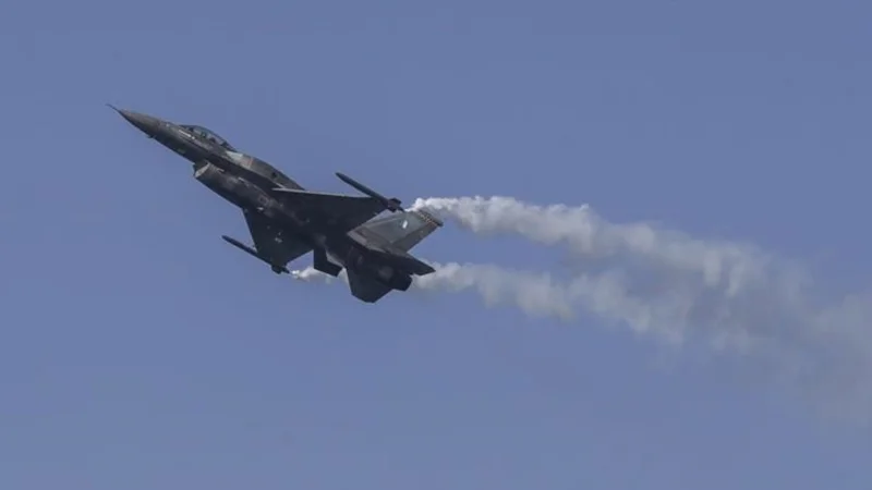Iranian fighter jet crashes, pilots eject safely