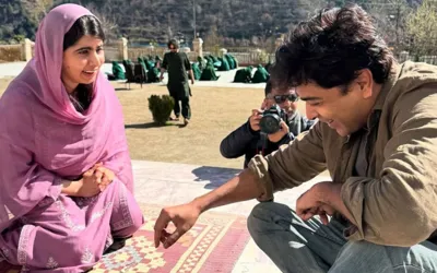 Shehzad Roy spotted playing chess with Nobel laureate Malala Yousafzai