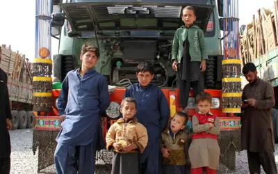 Pakistan hands over 50 children to Afghan authorities