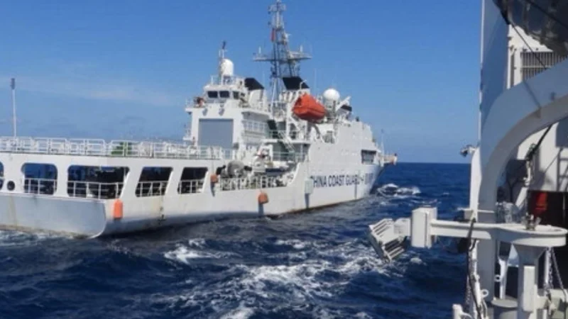 Filipino soldiers repel Chinese coast guard 'With Bare Hands'