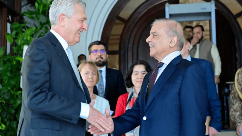 Int’l community must recognize Pakistan for hosting huge refugees: PM
