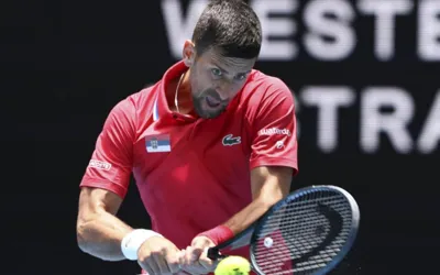 Djokovic battles through wrist pain as Australian Open nears