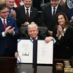 Trump signs bill to avert U.S. government shutdown