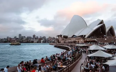 Sydney swelters as extreme spring heat raises bushfire risk