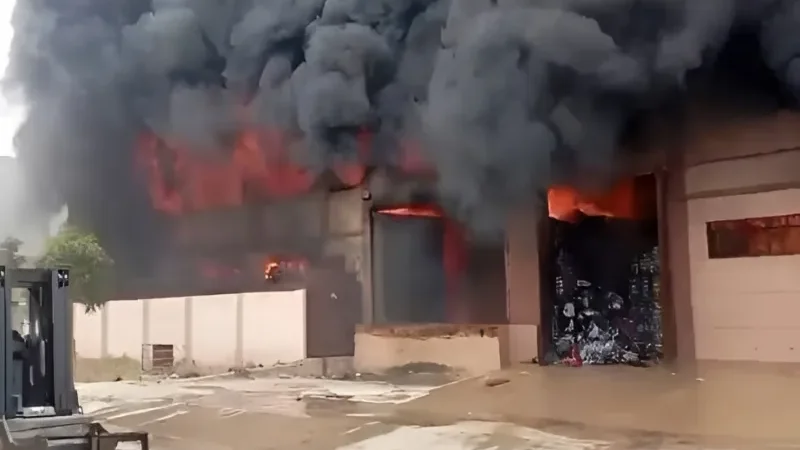 Blaze engulfs old clothes factory at Karachi’s Landhi Export Processing Zone