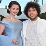 Selena Gomez’s playful puckered lips sends fans into a buzz over Benny Blanco show