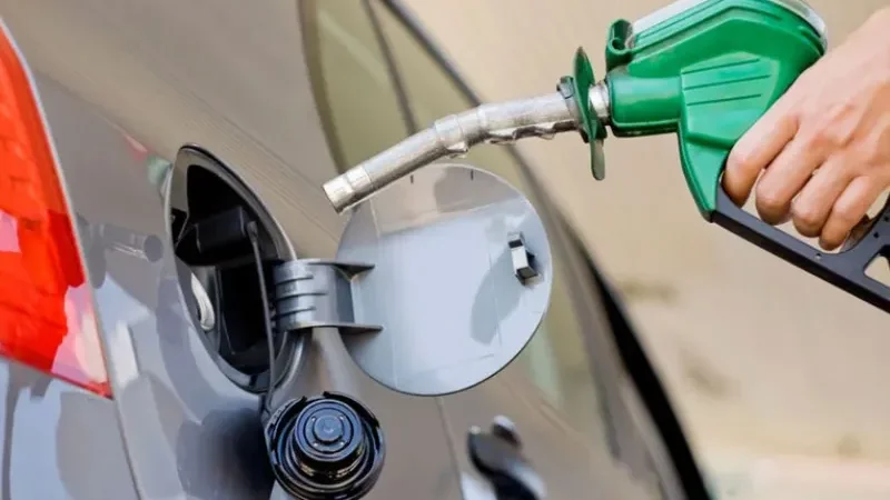 Govt reduces petrol price by Rs1.70 per liter, diesel by Rs3.12 per liter - petrol price