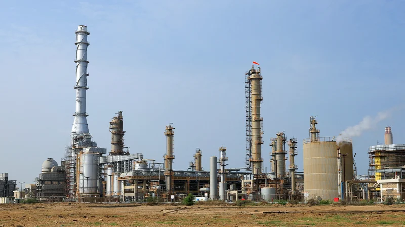Pakistan's 3 major refineries sign upgrade deals with state-owned gas company