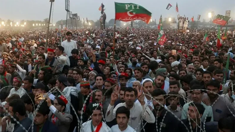 PTI approves October 4  long march  toward Islamabad