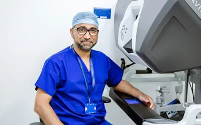 British-Pakistani surgeon sets UK record with 400 single-port robotic gynecological procedures