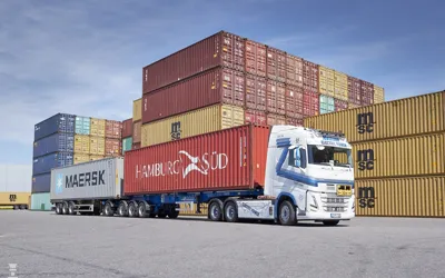   Containers pileup at Karachi Port as truckers refuse to drive north ahead of PTI march