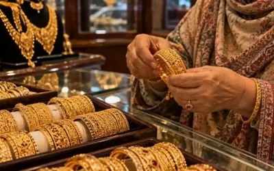 Gold prices fall in global and local markets