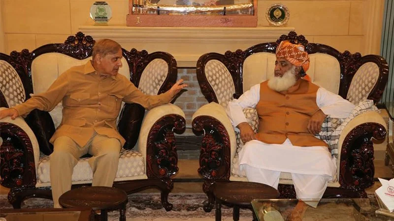 Shehbaz Sharif meetsMaulana Fazlur Rehman to ease tensions as march nears capital