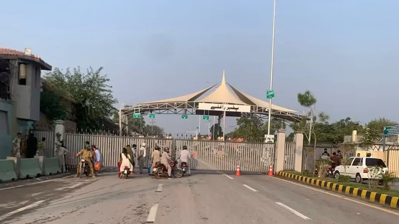 Government seals off Peshawar as PTI long march continues; party opposes possible governor's rule