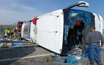 11 killed, 27 injured in bus-truck collision in western Turkey