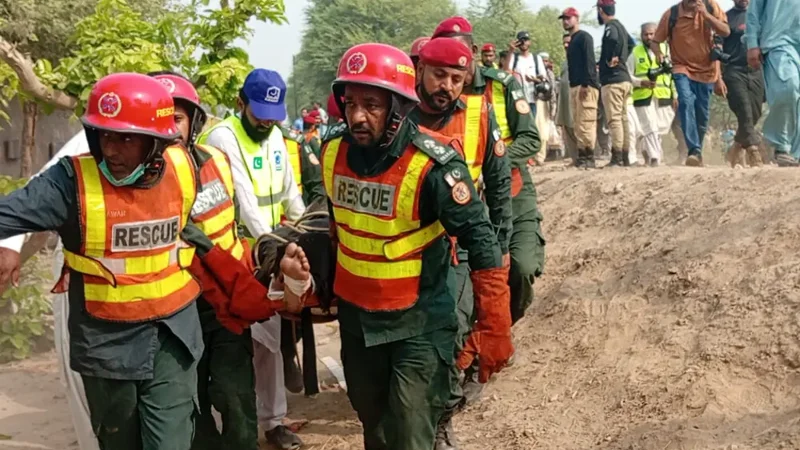 Rehman Baba Express derail near Multan, killing at least 4 and injuring dozens