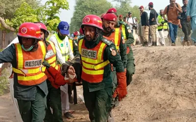 Rehman Baba Express derail near Multan, killing at least 4 and injuring dozens