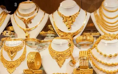 Gold prices fall by Rs3000 per tola in Pakistan