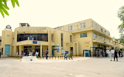 Doctor, patient attendants scuffle at Lahore's Gulab Devi Hospital