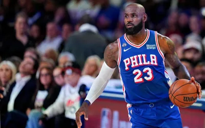 Trump renews feud with LeBron James, accuses NBA star of disrespecting national anthem