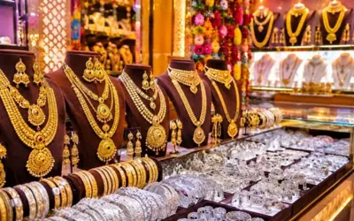 Gold prices plunge by Rs10,800 per tola in Pakistan