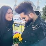 Sarah Khan Receives Giant Rose from Falak Shabbir: Watch Video