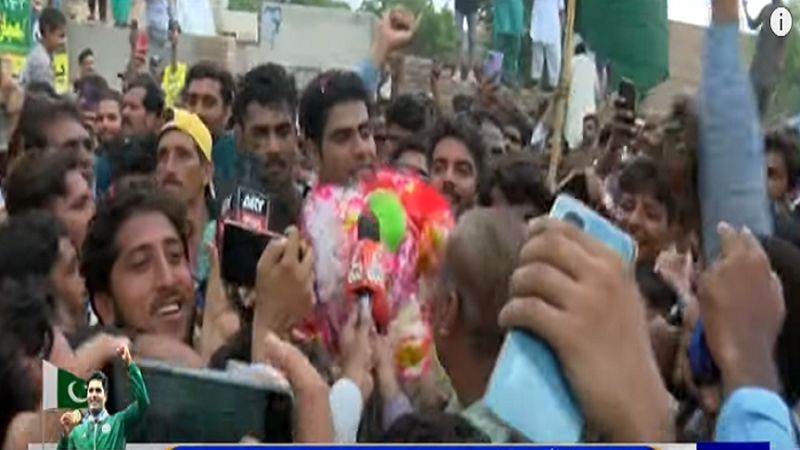 Enthusiastic residents of Mian Channu warmly greet Olympic gold medalist Arshad Nadeem