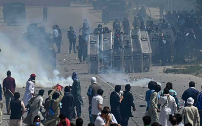 Journalists, cops injured; motorcycle set on fire by protestors in Karachi