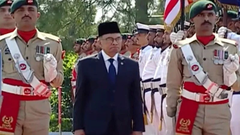 Malaysian PM Anwar Ibrahim given guard of honour at PM House