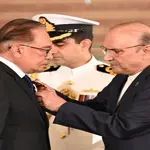 President Zardari confers Nishan-e-Pakistan award on Malaysian PM