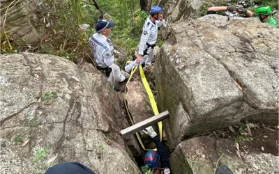 Woman stuck for 7 hours in Rock Crevice while chasing for lost mobile