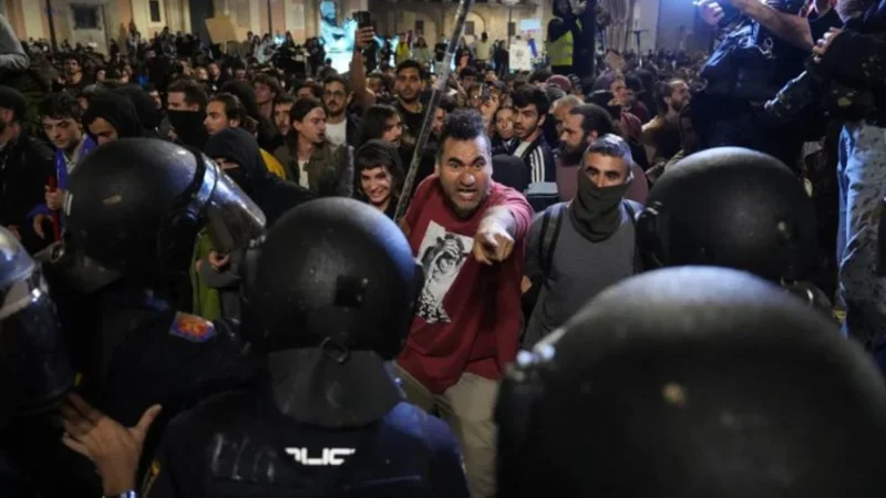 Nationwide protests in Spain over response to fatal flooding disaster