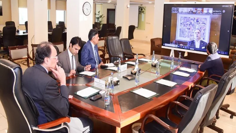 Finance minister reviews progress on financing for priority sectors