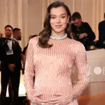 Hailee Steinfeld debuts baby bump at 2026 Golden Globes