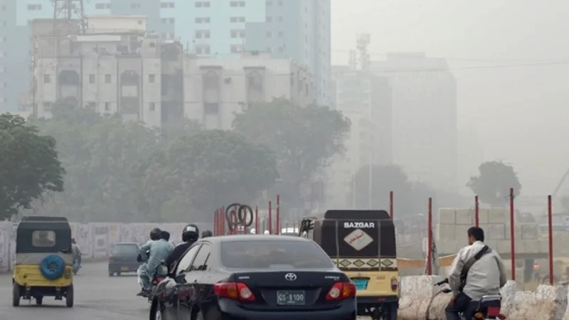 Karachi experiences cold wave as temperature drops to 11°C