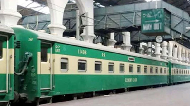 Railways plan to launch express train between Lahore-Karachi