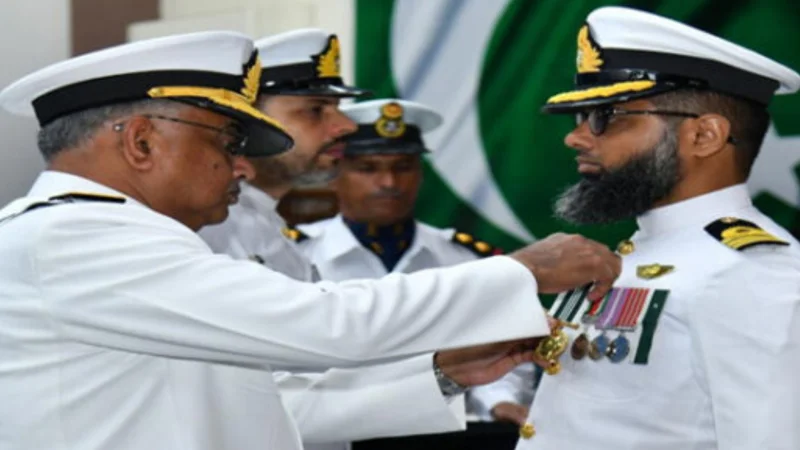 Naval chief confers awards to naval officers, civilians